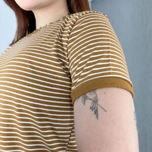 T-SHIRT BASICA LISTRADA - CARAMELO/BRANCO, P